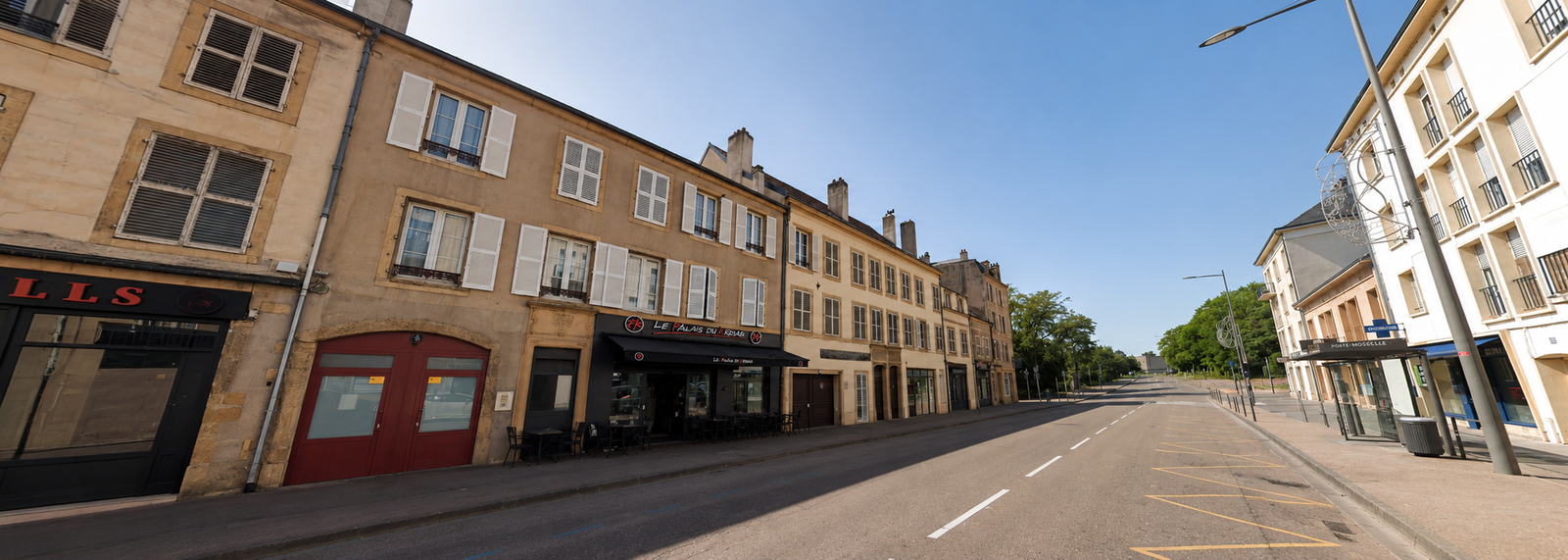 La Rue de Paris à Metz, devant la Résidence Les Jasmins